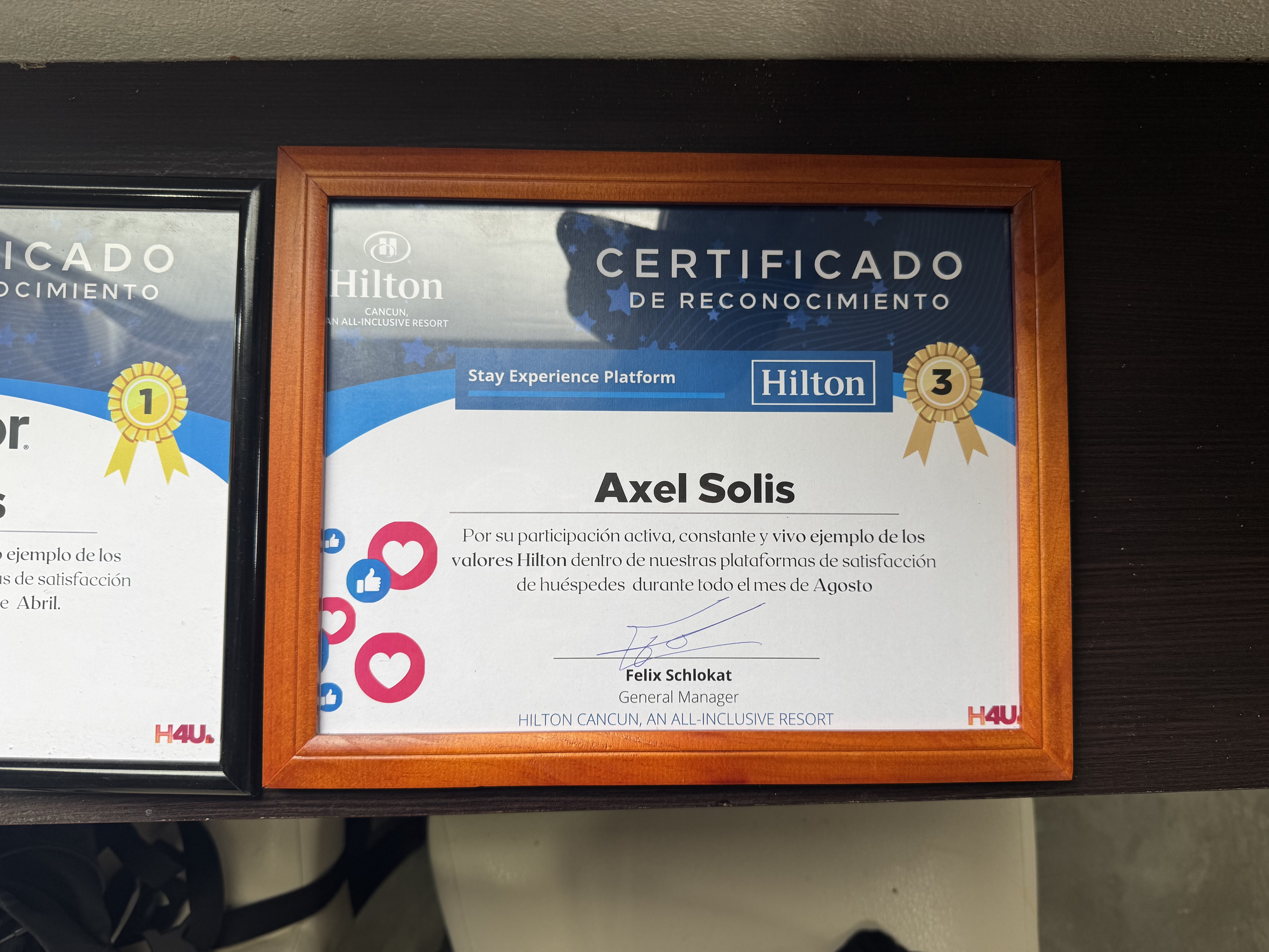Fotografía del reconocimiento original de Hilton Cancún para Axel Solis, Stay Experience Platform, tercer lugar en agosto