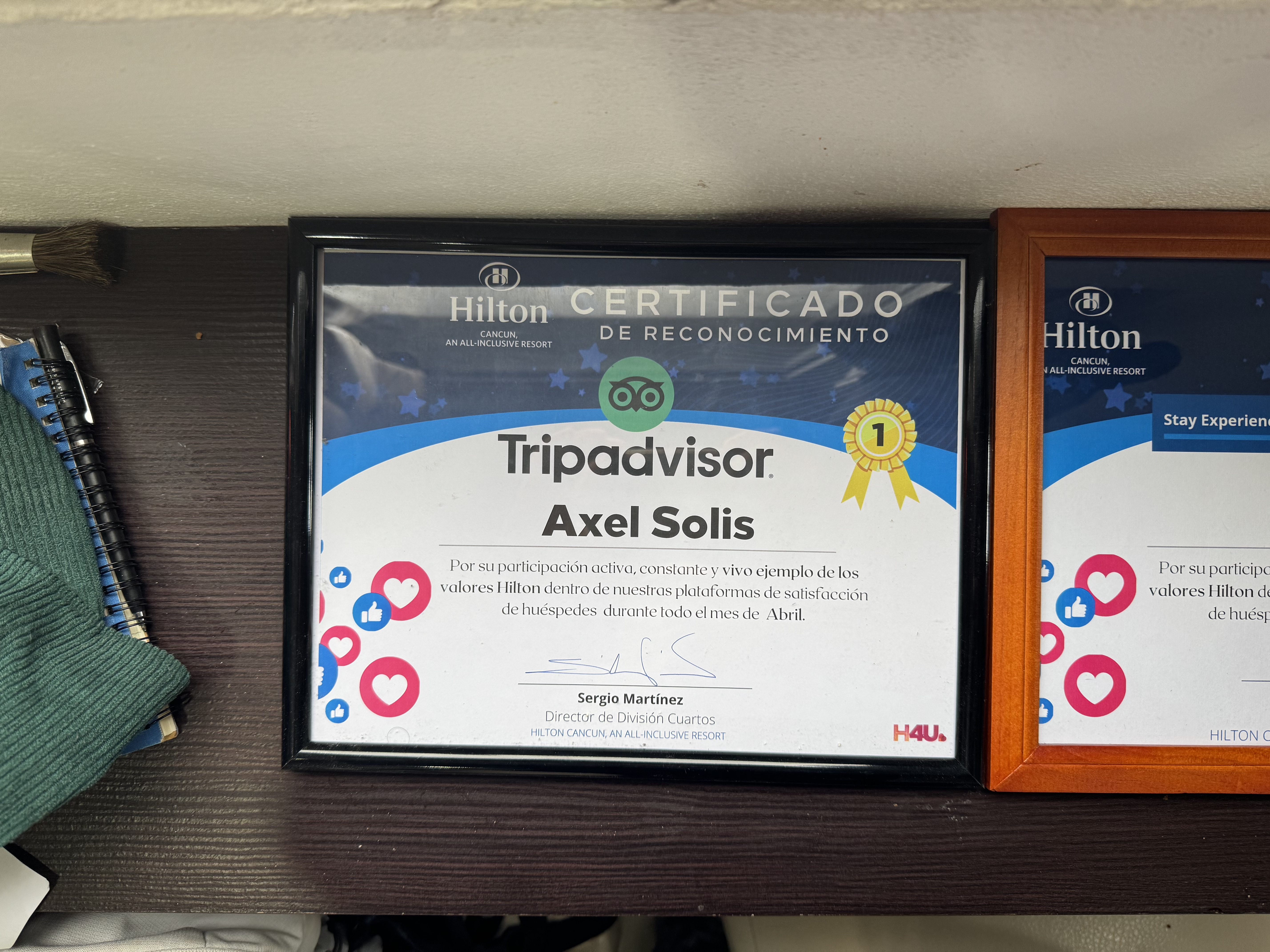 Fotografía del reconocimiento original de Hilton Cancún para Axel Solis, Tripadvisor, primer lugar en abril